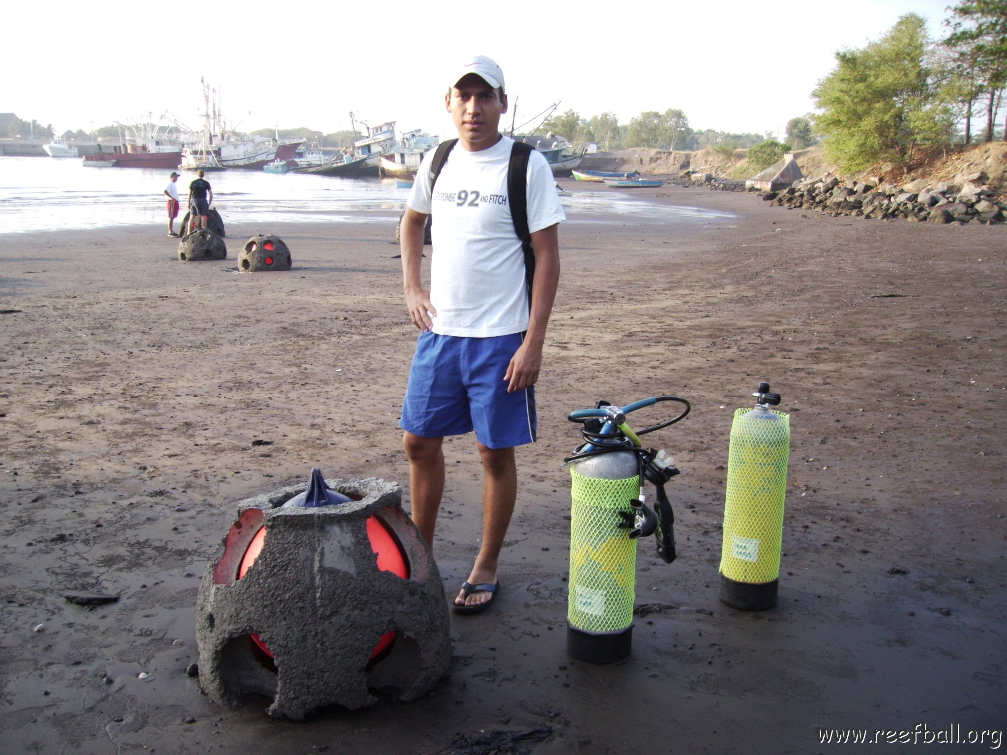 Reef Ball Guatemala Pana Divers 26 Feb. 06 005