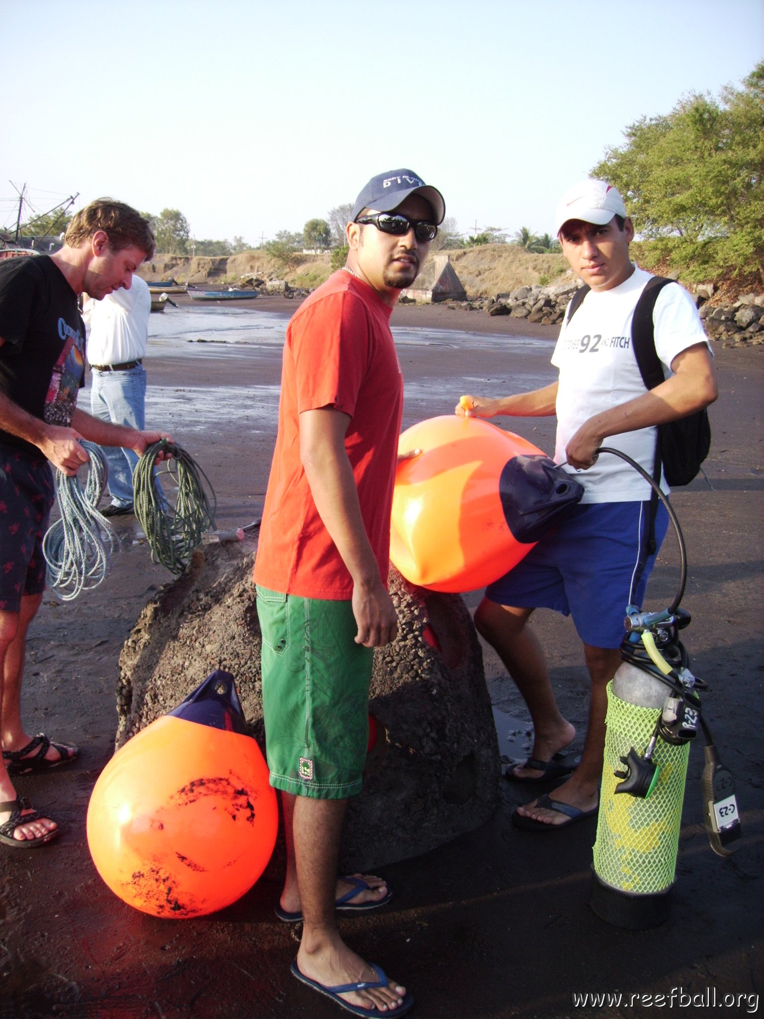 Reef Ball Guatemala Pana Divers 26 Feb. 06 015