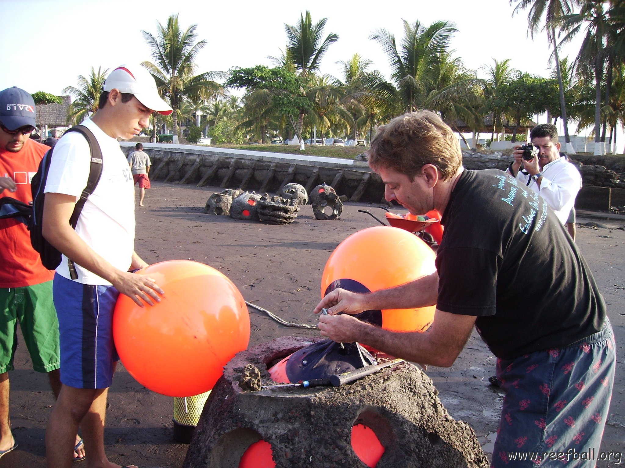 Reef Ball Guatemala Pana Divers 26 Feb. 06 016