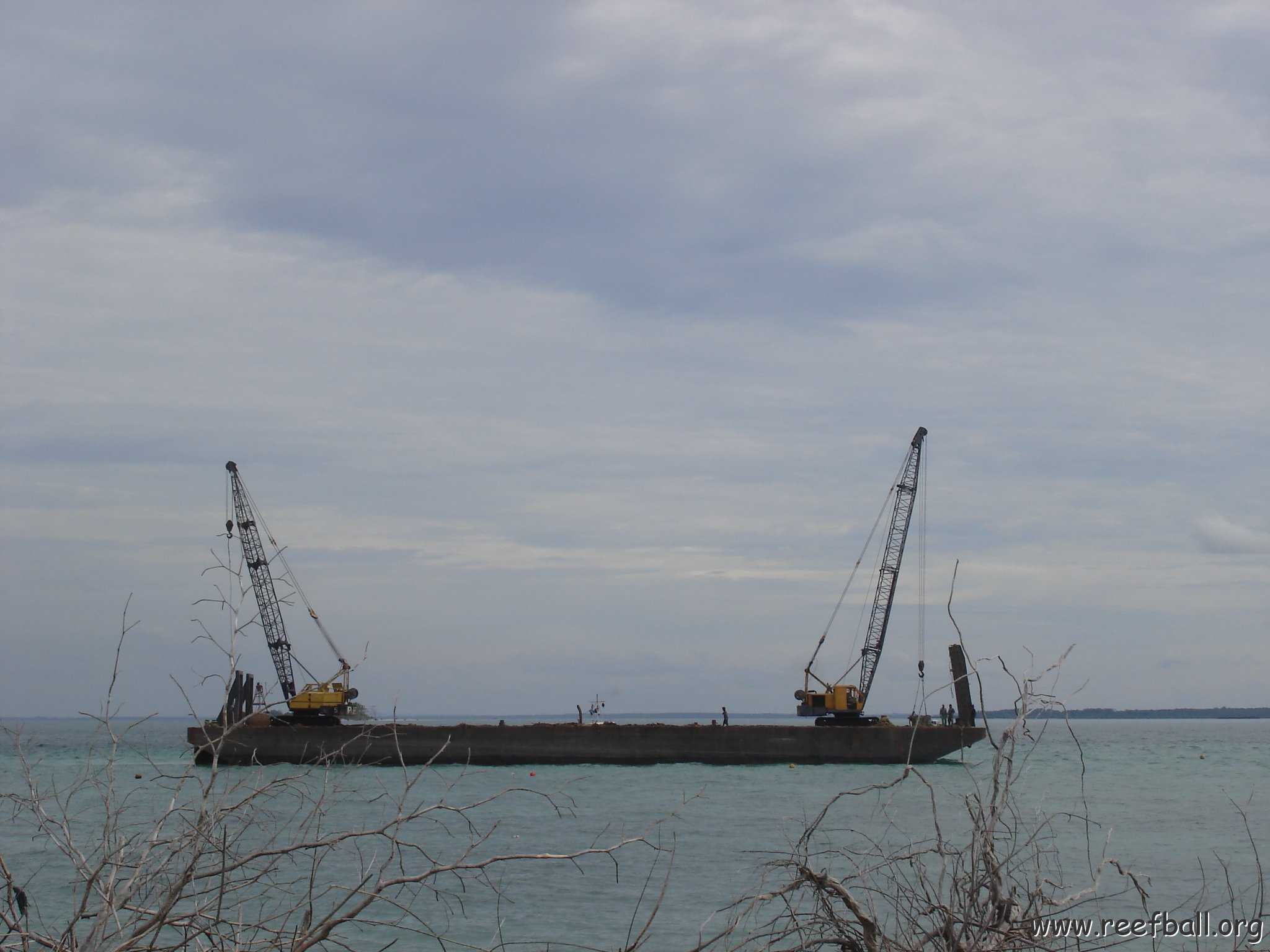 work barge arrives (3)