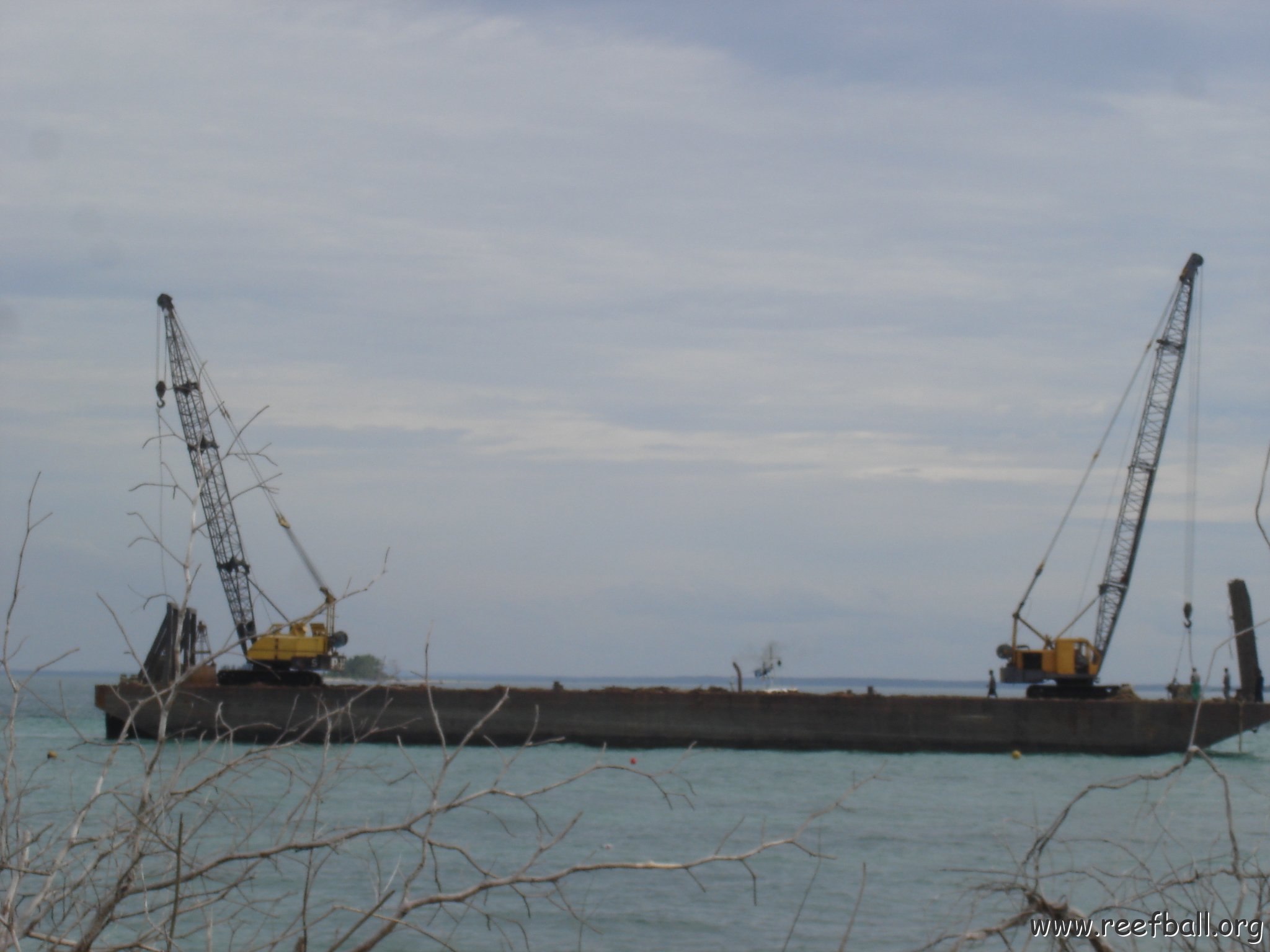 work barge arrives (2)