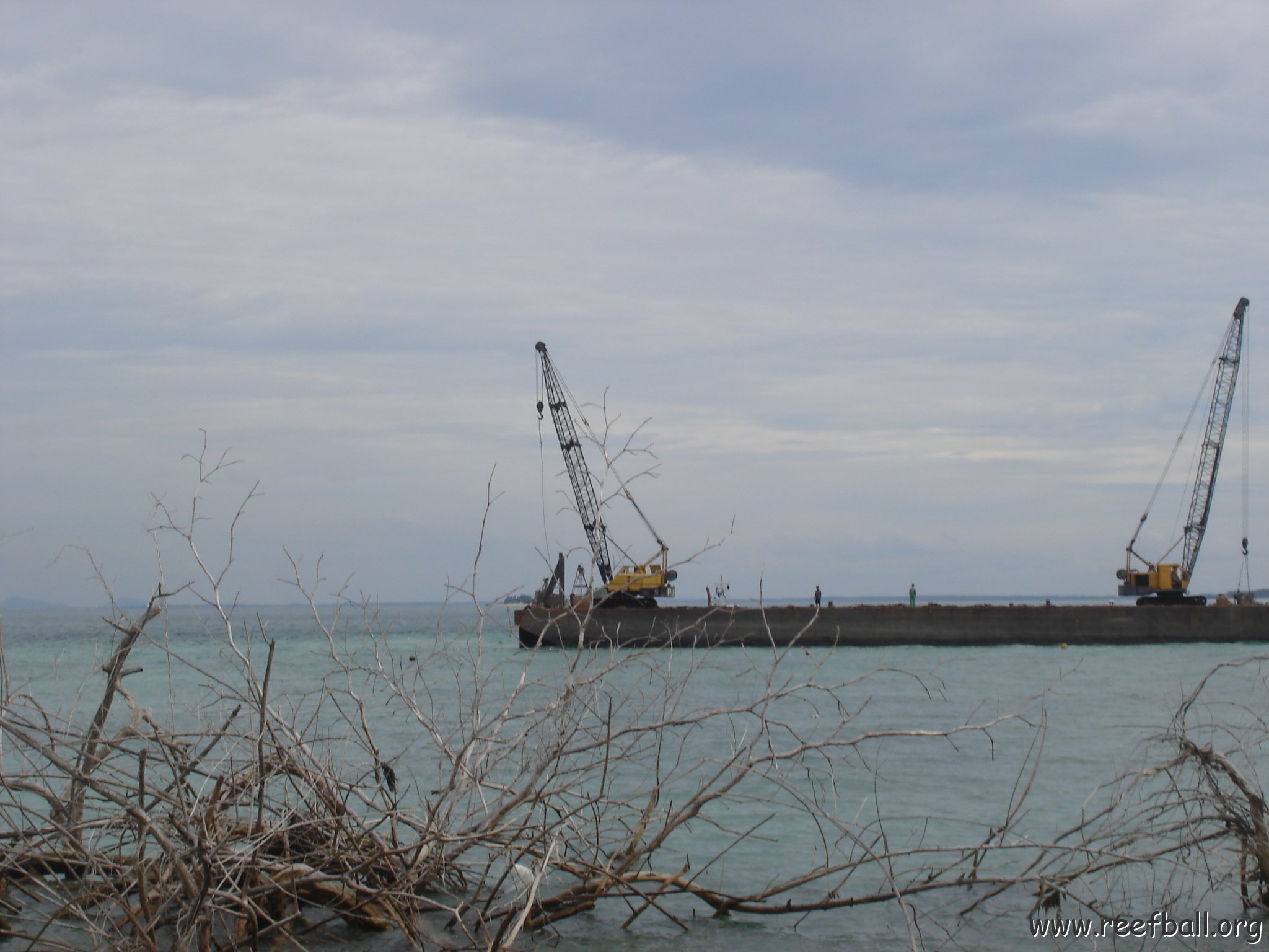 work barge arrives (4)