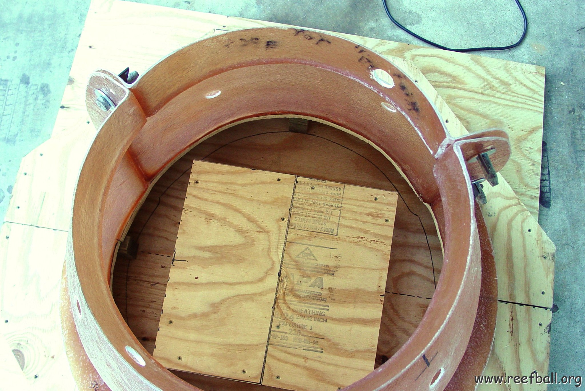 minibay_flange_pour_base_inside_mold_view_1