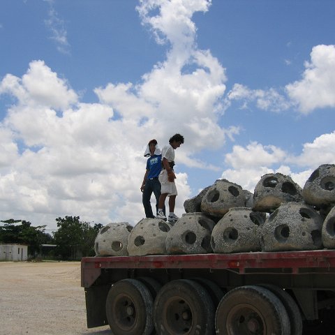 2005_07_12_embarcando_reef_ball_desde_cemex_para_celestun