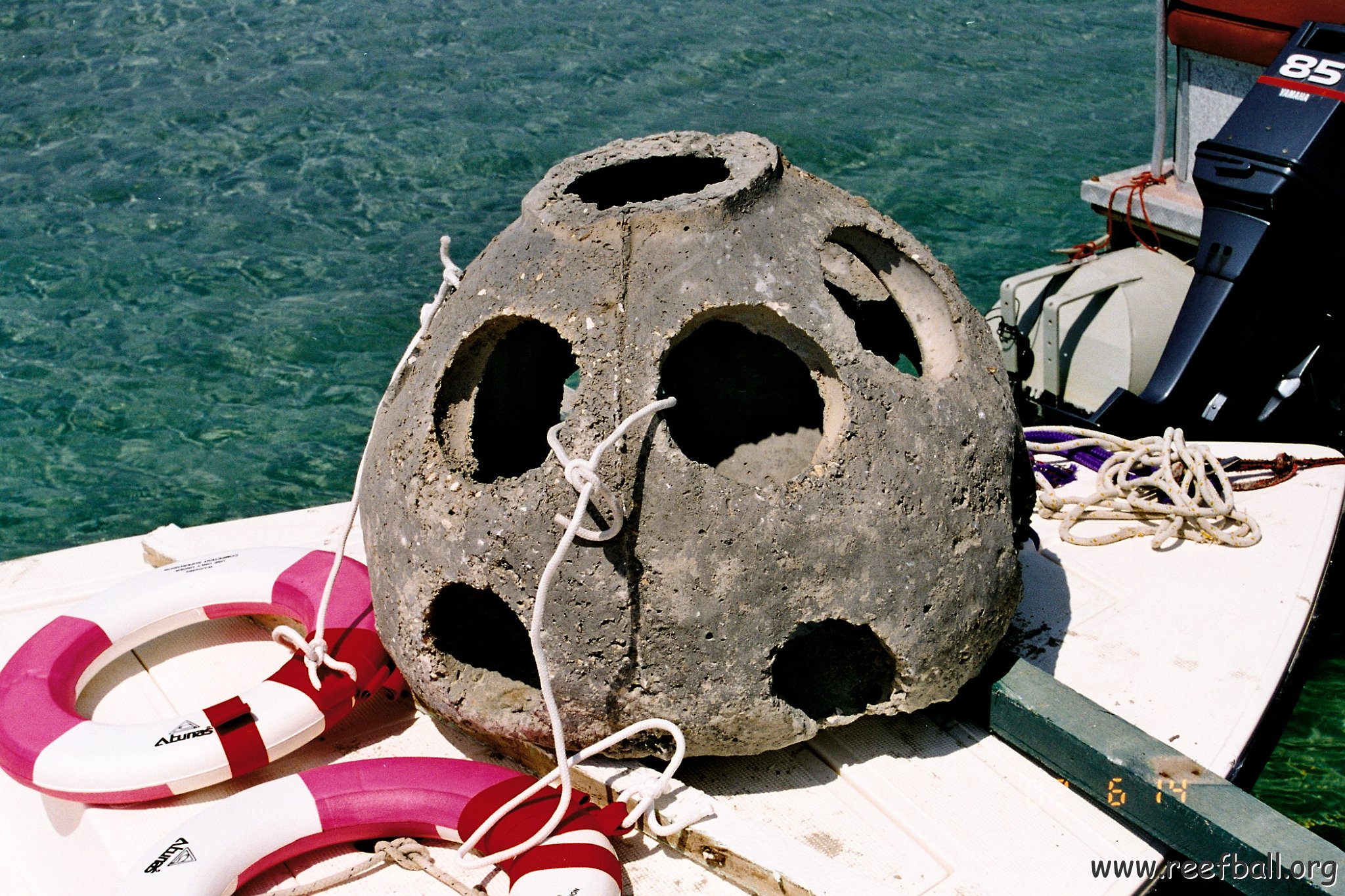 Katar da denize insan gücü ile indirilmeyi bekleyen bir reef-ball